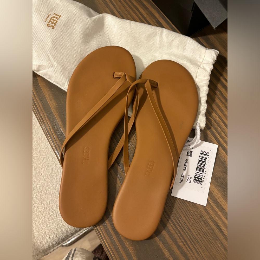 NWT tkees flip flops
